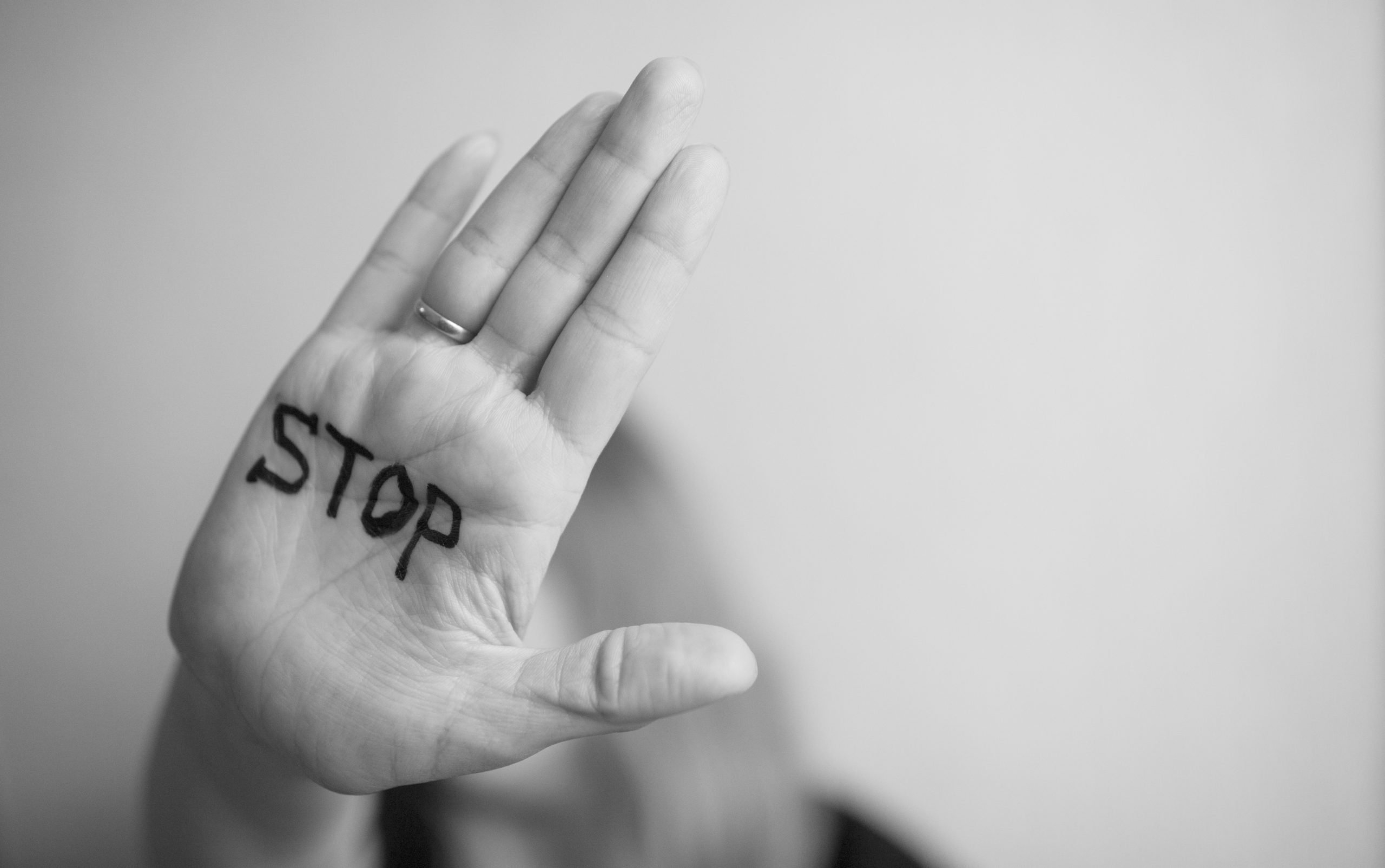 Main avec message STOP - Briser le silence contre les violences